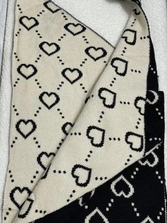 Echarpe coeurs noir & beige